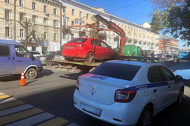 В Твери на платной парковке массово эвакуировали автомобили