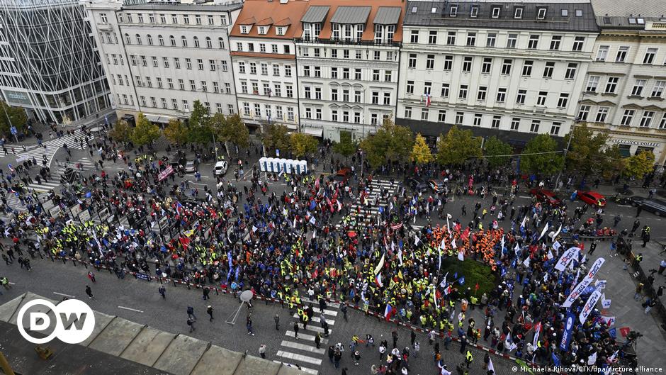 В Чехии прошли протесты против роста цен – DW – 09.10.2022