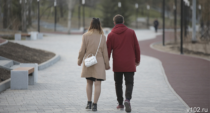 Волгоградцам предлагают зарплату от 400 тысяч рублей, но с переездом