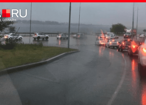 Такси протаранило спецтехнику на затопленной Нулевой Продольной Волгограда 27 октября 2022 г. | v1.ru