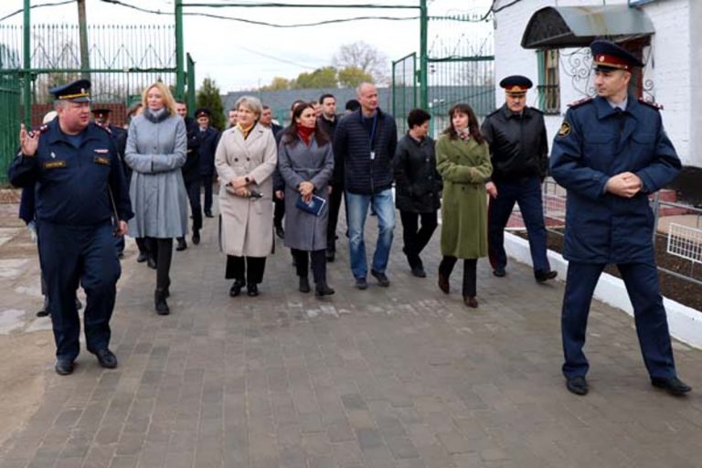 Тверским чиновникам показали колонию строгого режима