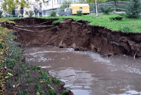 Фекальный водопад заливает детскую железную дорогу в Волгограде