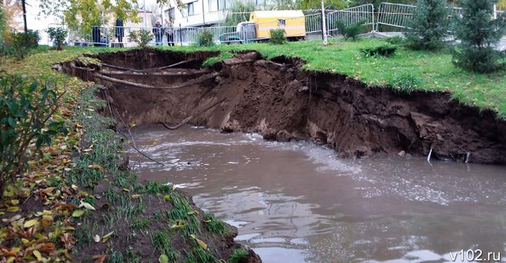 Фекальный водопад заливает детскую железную дорогу в Волгограде