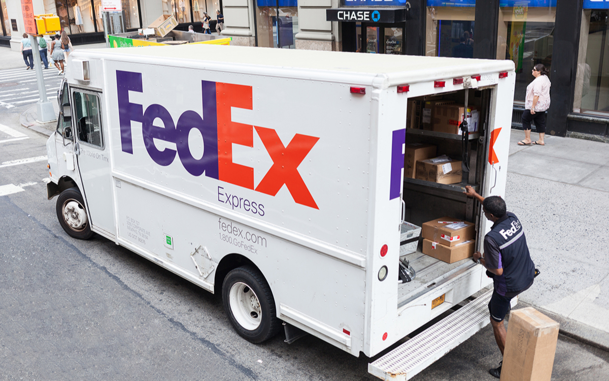 Фондовый рынок США упал до минимума за два месяца на фоне обвала FedEx