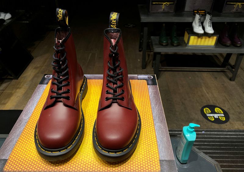 Акции Dr. Martens обрушились на 20% От Investing.com