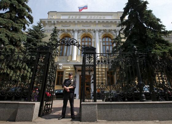 Азиатские рынки акций минусуют после ястребиных заявлений мировых ЦБ