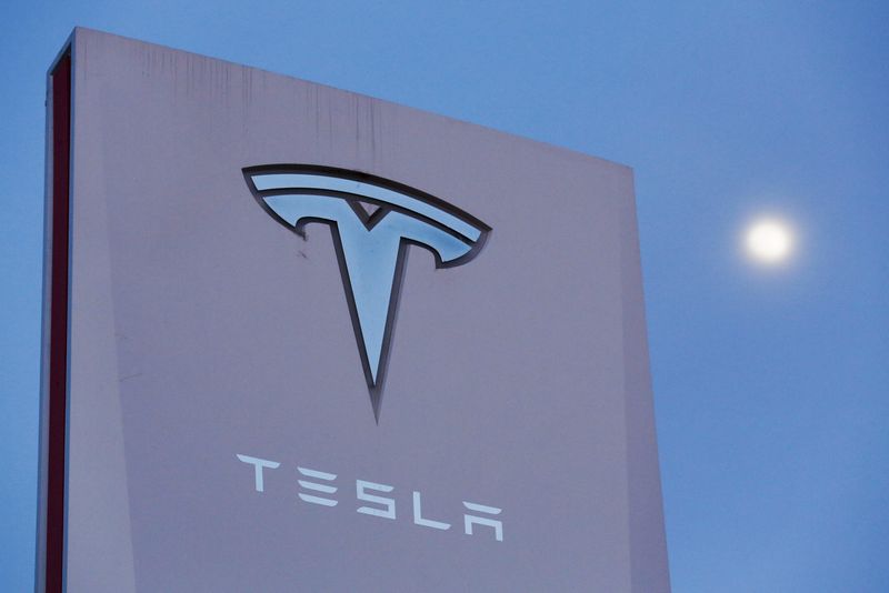 Работники завода Tesla в Шанхае недовольны сокращением бонусов От Investing.com