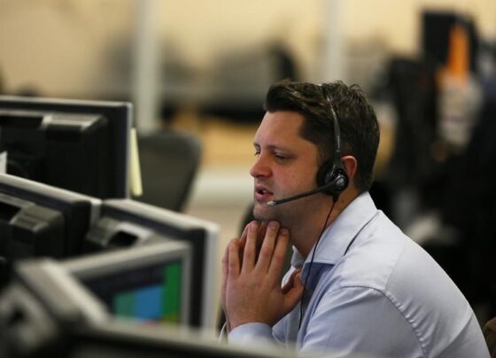 Рынок акций Московской биржи по состоянию на 16:00 мск 4 января снижается