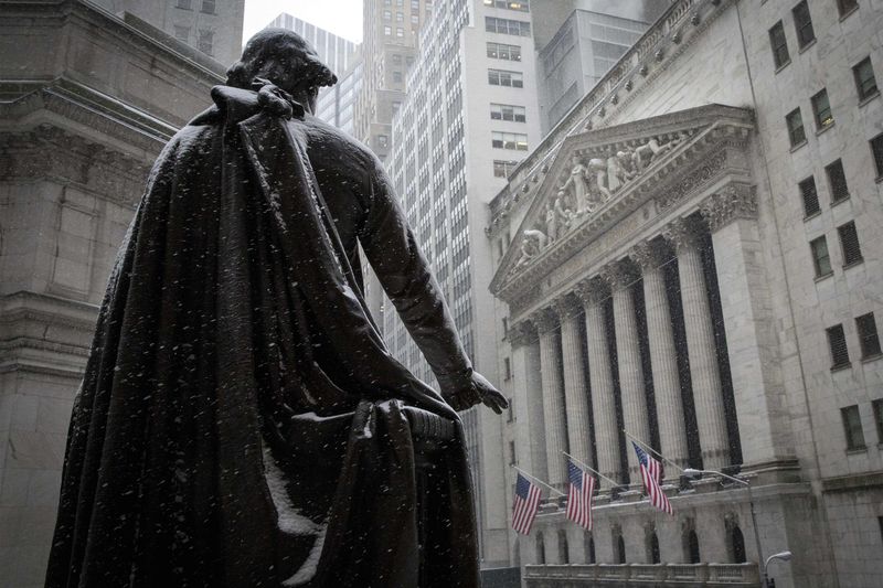 Рынок акций США закрылся падением, Dow Jones снизился на 1,07% От Investing.com