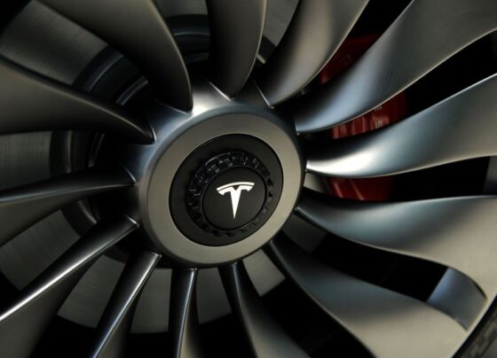 Tesla закупит в Азии дешевые компоненты для своих батарей