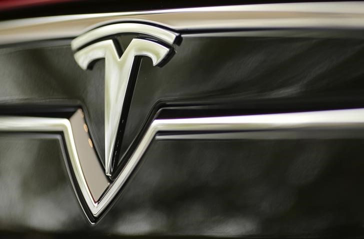 Акции Tesla понижены до “продавать”, поскольку аналитики находят мало положительных моментов