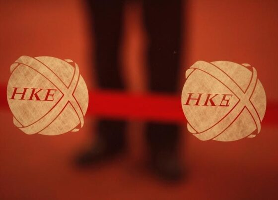 БКС временно запретит «неквалам» покупать бумаги Гонконга