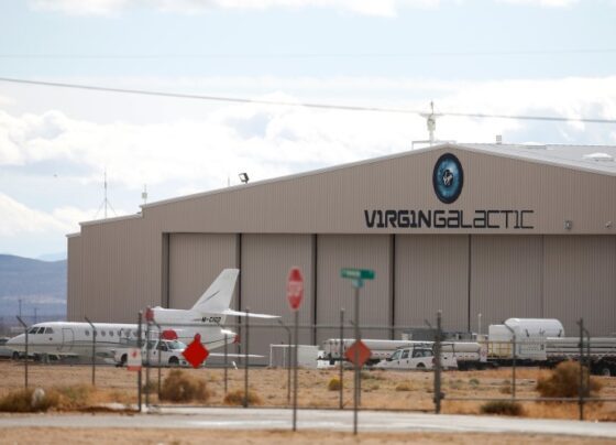 Акции Virgin Galactic упали более чем на 11% после первого коммерческого полета