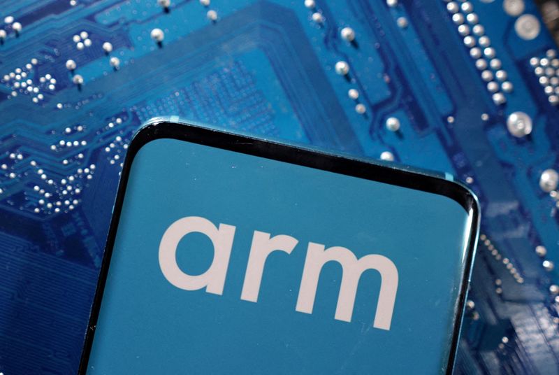 Акции SoftBank выросли после дебюта Arm От Investing.com