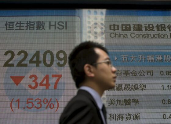 Гонконгские акции упали до минимума июля