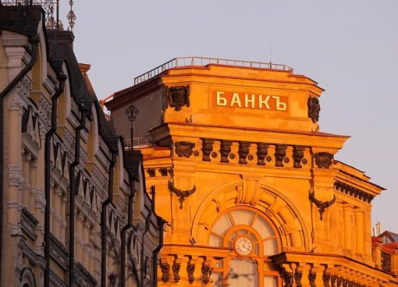 После решения ЦБ упали доллар, евро и индекс Мосбиржи