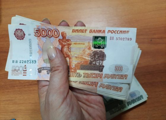 С 1 января из-за инфляции россиянам повысят зарплату: кто в списке