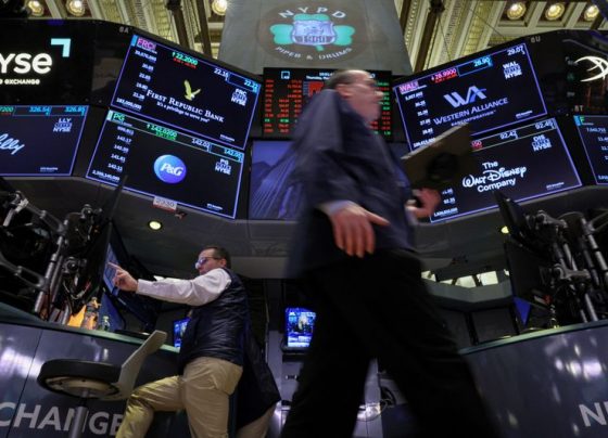 Уолл-стрит немного снизилась после падения инфляции в США в ноябре