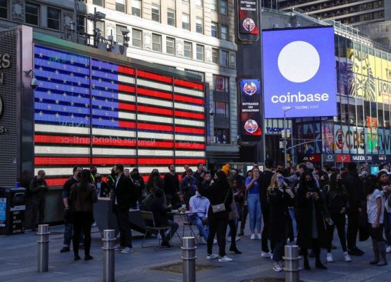 Цена акций Coinbase утроилась в 2023 году