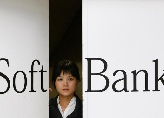 Акции SoftBank выросли после обнародования плана производства чипов