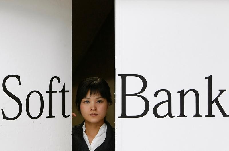 Акции SoftBank выросли после обнародования плана производства чипов От Investing.com