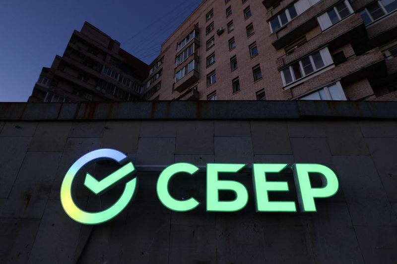 Цена акций Сбера превысила 300 рублей впервые за два года От Investing.com