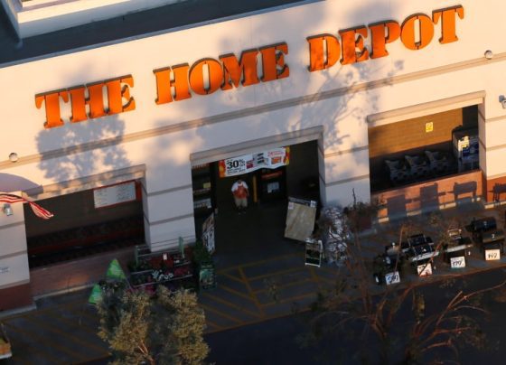 &copy; Reuters.  Home Depot: доходы, прибыль побили прогнозы в Q2