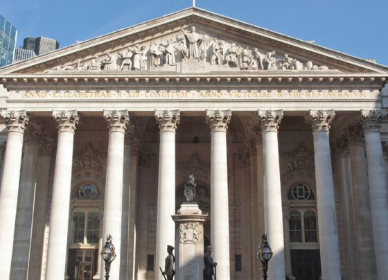 Рынок акций  Великобритании закрылся ростом, Investing.com Великобритания 100 прибавил 0,35%