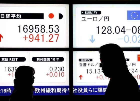 &copy; Reuters.  Рынок акций  Японии закрылся падением, Nikkei 225 снизился на 4,82%