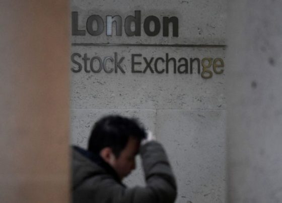 &copy; Reuters Рынок акций  Великобритании закрылся падением, Investing.com Великобритания 100 снизился на 0,71%