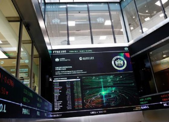 &copy; Reuters Рынок акций  Великобритании закрылся ростом, Investing.com Великобритания 100 прибавил 0,22%