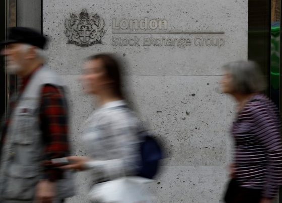 &copy; Reuters Рынок акций  Великобритании закрылся ростом, Investing.com Великобритания 100 прибавил 0,65%